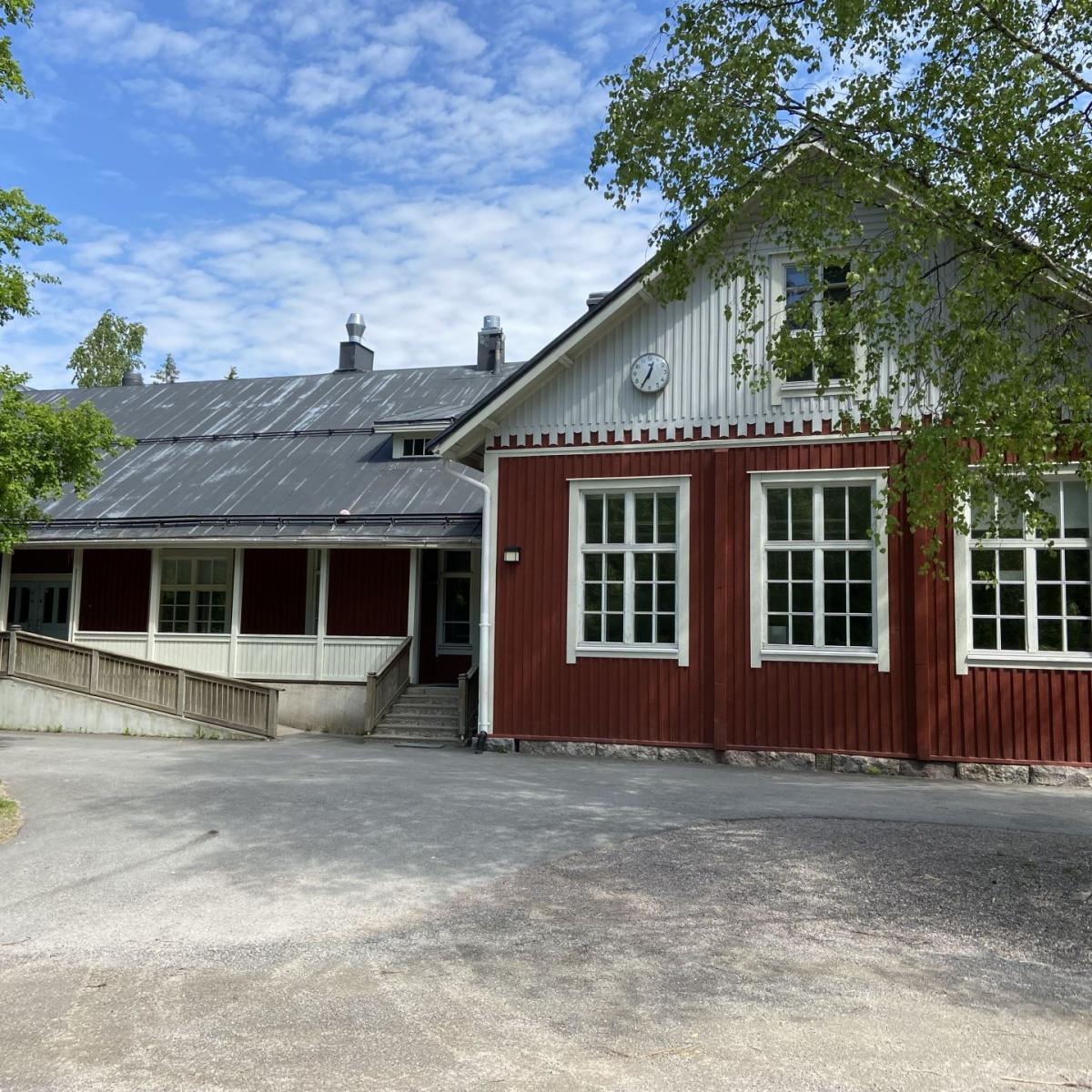 Klemetskog Skola är en svenskspråkig skola i Tusby
